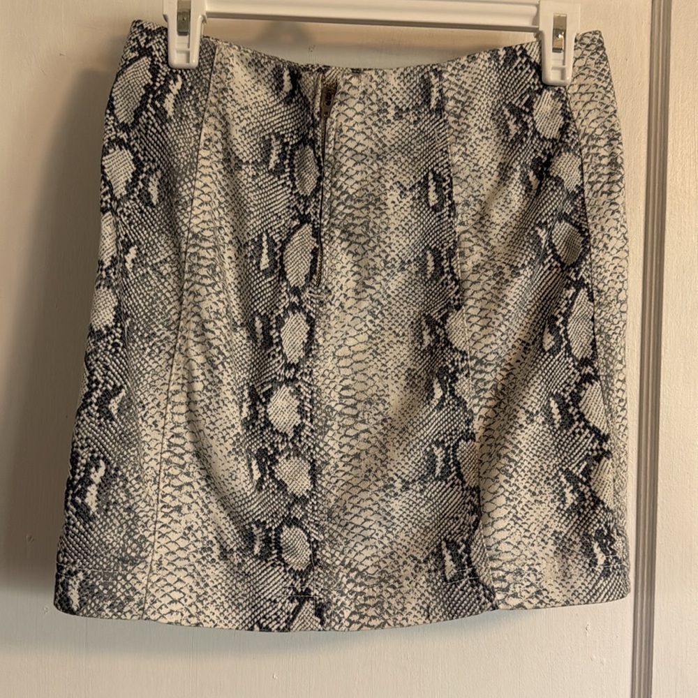 Free People Snake Skin Blue & White print Knit Zip mini Skirt Size 4 - Picture 2 of 3